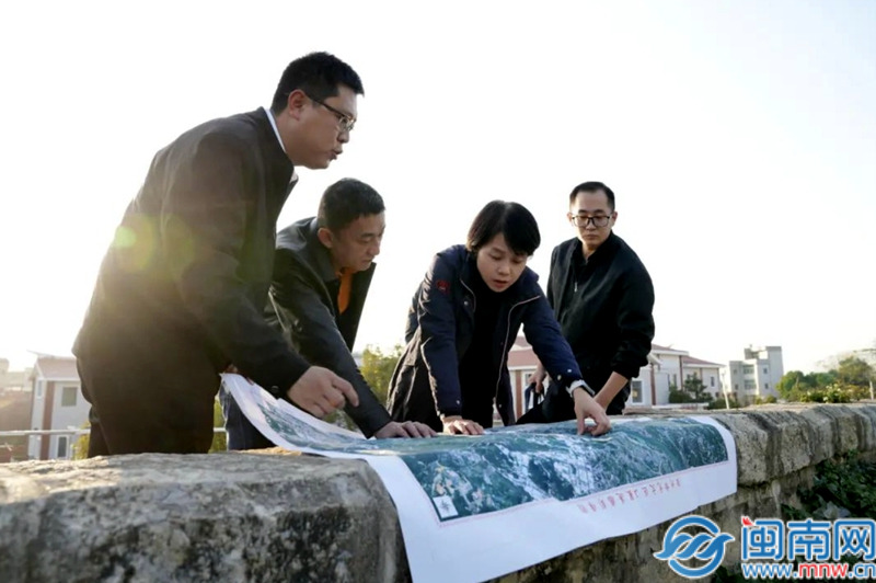 “拼”在项目“主战场” 漳州龙文区委书记朱真深入一线现场办公(图2)