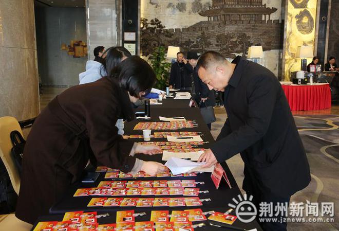 政协委员陆续报到 荆州正式进入“两会”时间(图1)