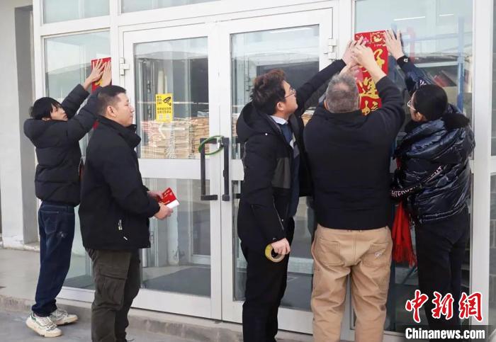 新春走基层)比利时“老外”新疆过春节:很讲究也很有意义(图1) 新春走基层)比利时“老外”新疆过春节:很讲究也很有意义(图1)