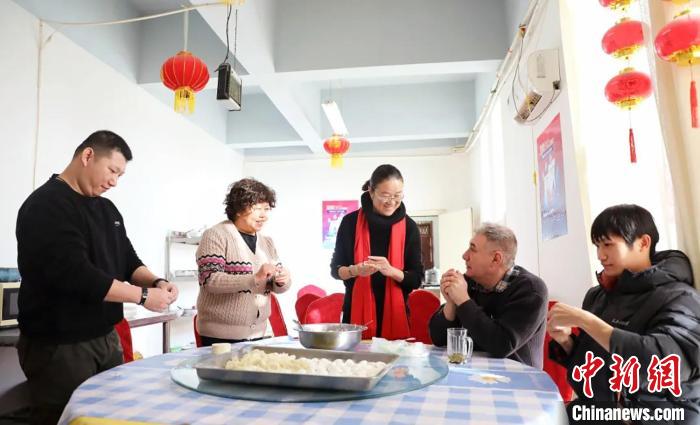 新春走基层)比利时“老外”新疆过春节:很讲究也很有意义(图3) 新春走基层)比利时“老外”新疆过春节:很讲究也很有意义(图3)