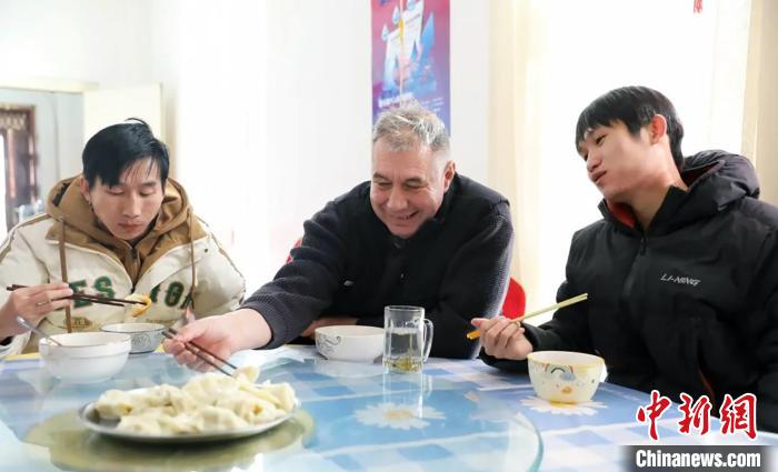 新春走基层)比利时“老外”新疆过春节:很讲究也很有意义(图4) 新春走基层)比利时“老外”新疆过春节:很讲究也很有意义(图4)