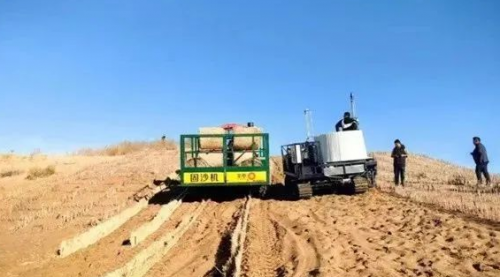 苦心钻研创新机械蒙草生态筑牢防风固沙生态屏障(图1) 苦心钻研创新机械蒙草生态筑牢防风固沙生态屏障(图1)