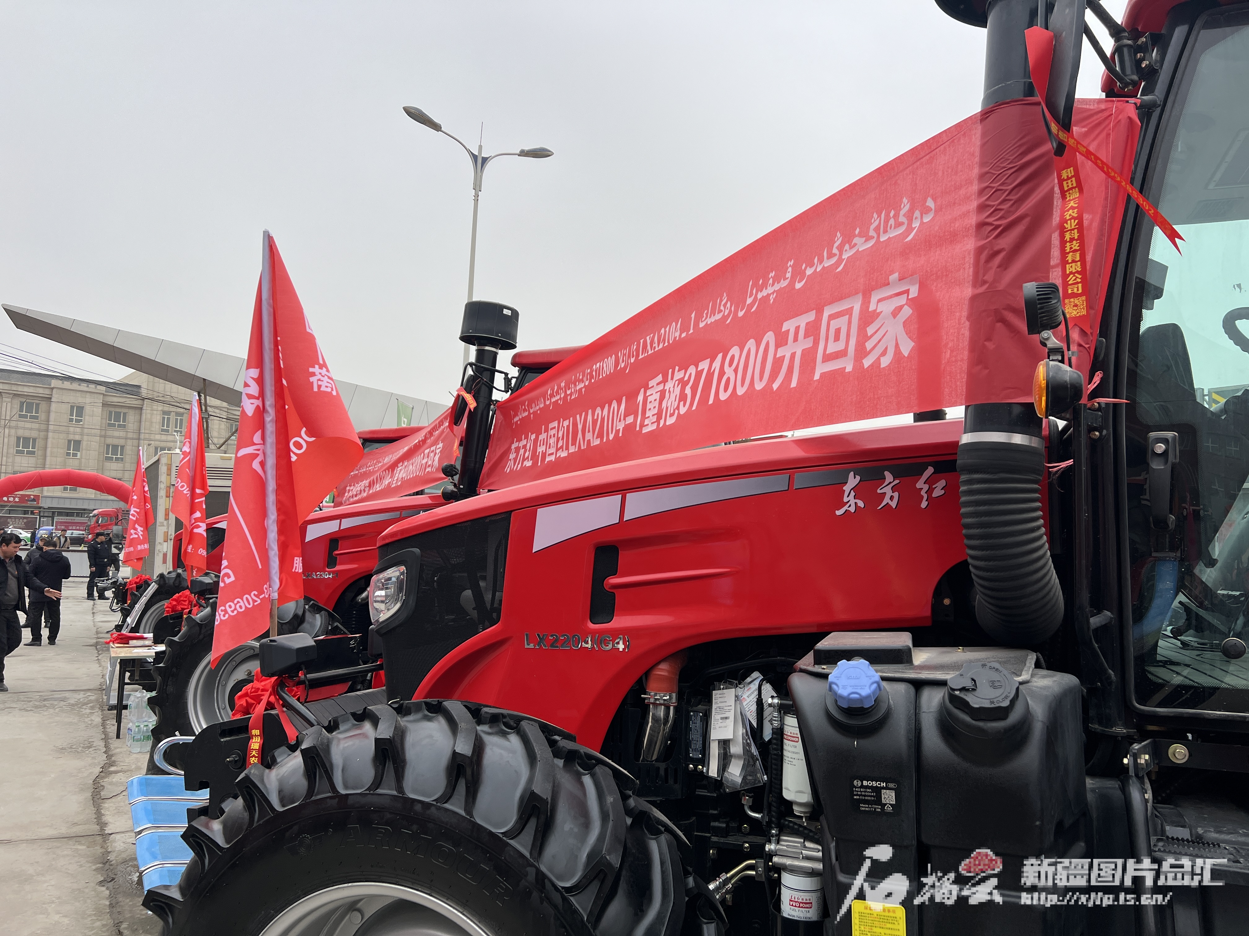 千余台现代农机亮相和田农机展销会(图1) 千余台现代农机亮相和田农机展销会(图1)