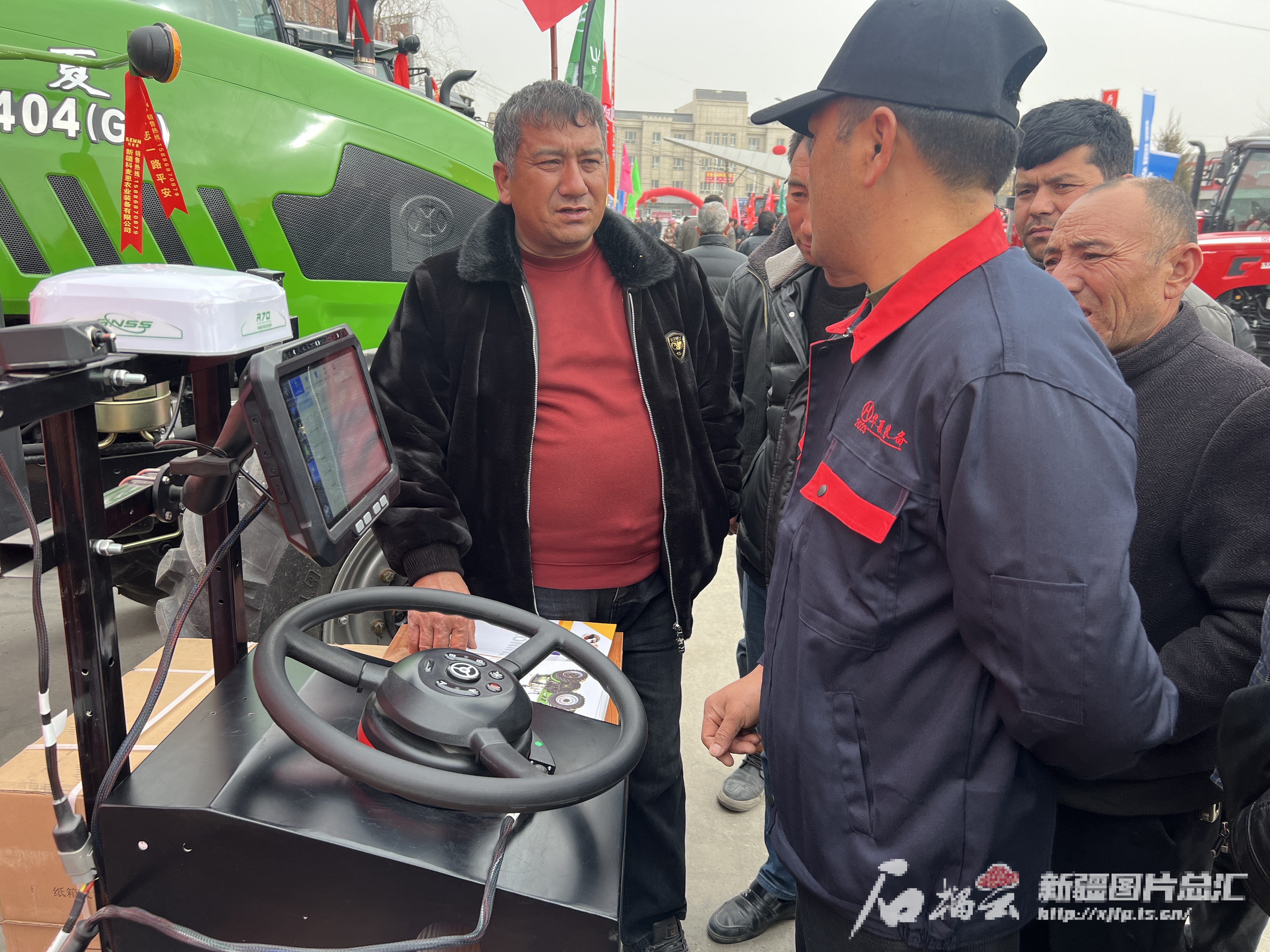 千余台现代农机亮相和田农机展销会(图2) 千余台现代农机亮相和田农机展销会(图2)