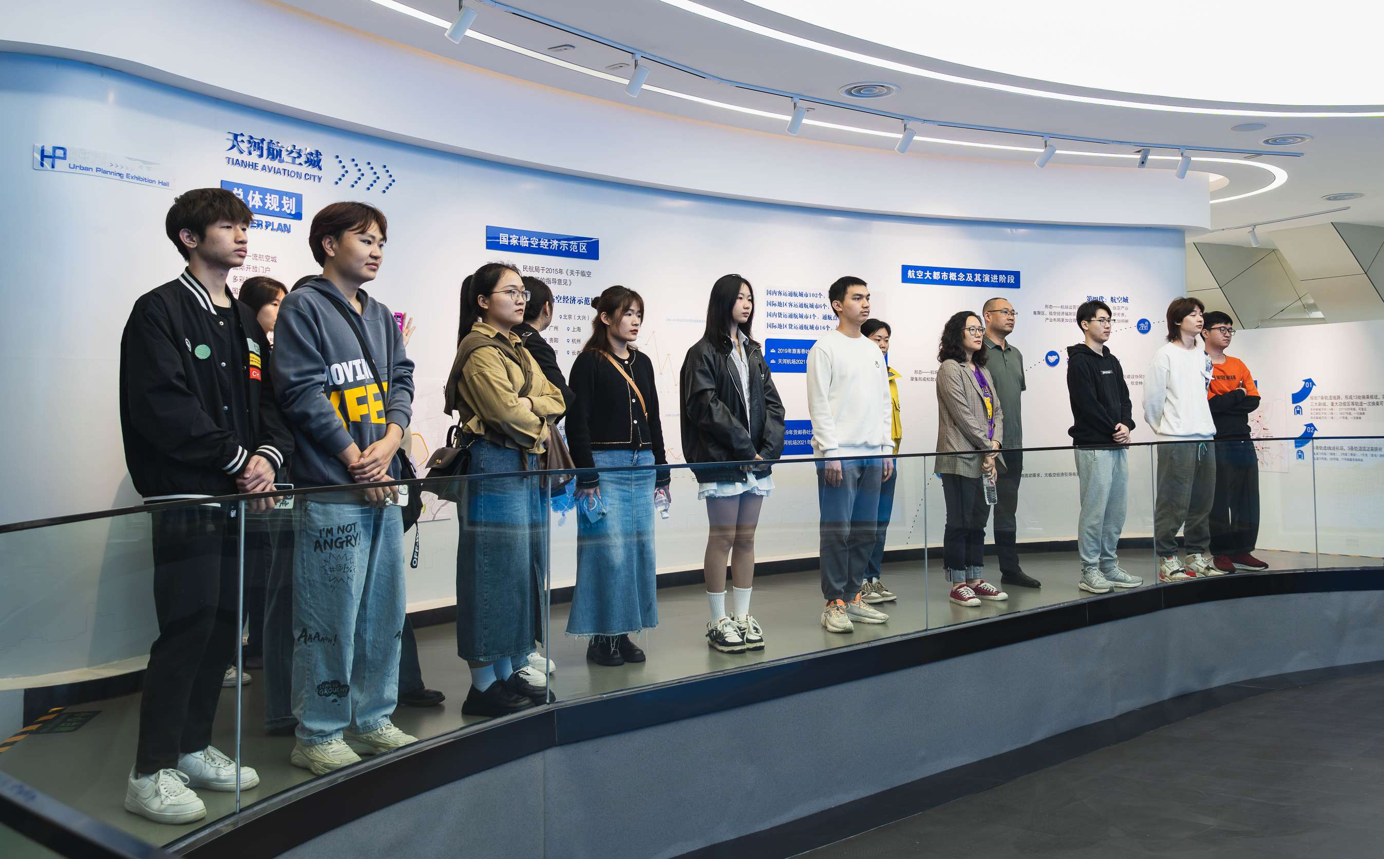 高校师生看空港:在科技与文化的交融中感受城市发展的魅力(图1) 高校师生看空港:在科技与文化的交融中感受城市发展的魅力(图1)