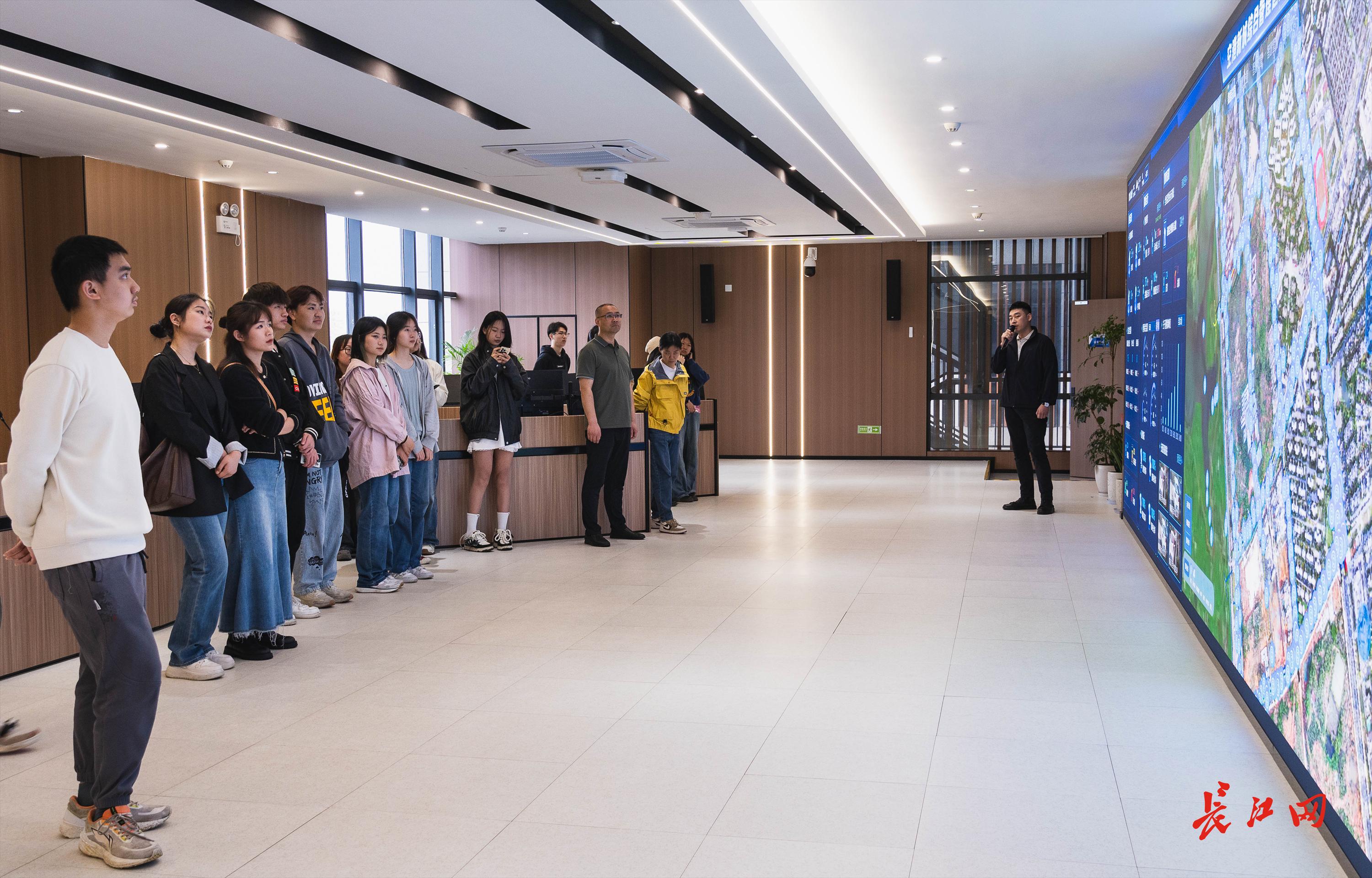 高校师生看空港:在科技与文化的交融中感受城市发展的魅力(图2) 高校师生看空港:在科技与文化的交融中感受城市发展的魅力(图2)