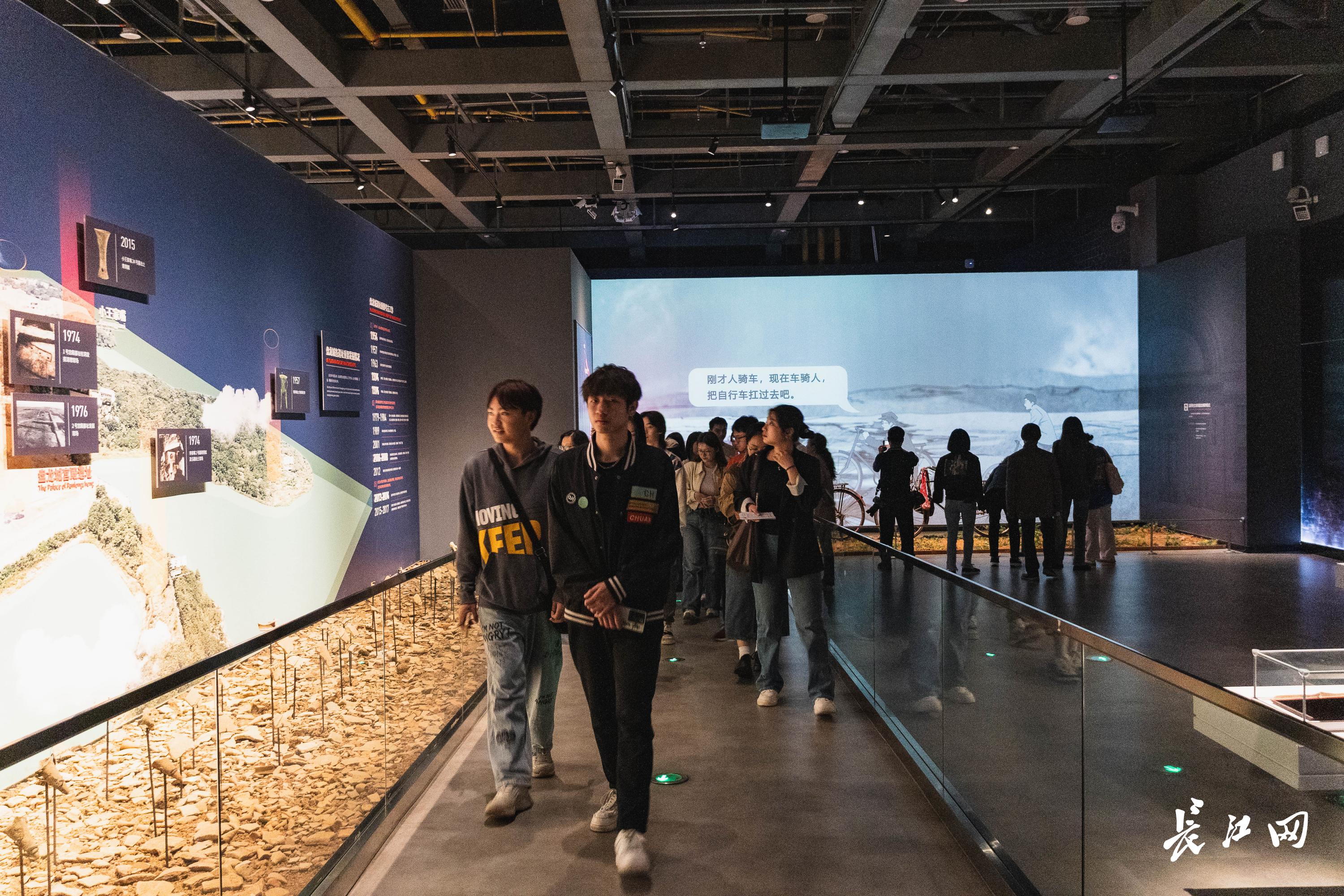 高校师生看空港:在科技与文化的交融中感受城市发展的魅力(图5) 高校师生看空港:在科技与文化的交融中感受城市发展的魅力(图5)