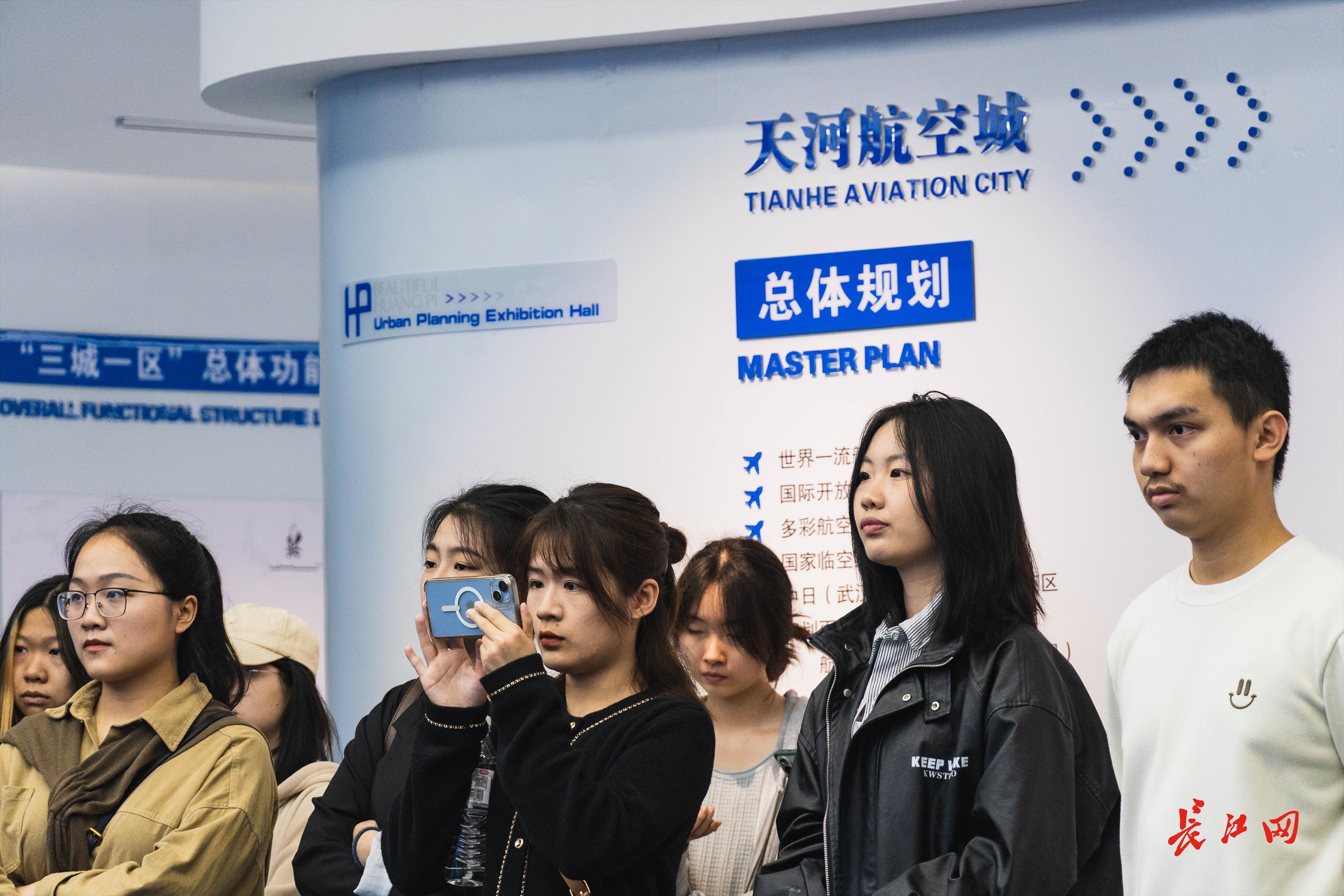 高校师生看空港:在科技与文化的交融中感受城市发展的魅力(图6) 高校师生看空港:在科技与文化的交融中感受城市发展的魅力(图6)