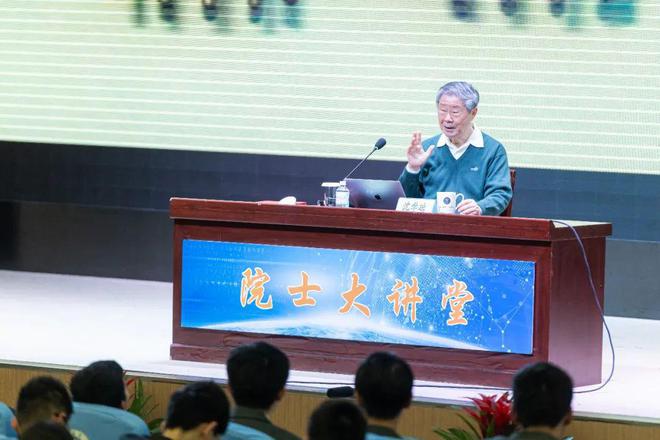 院士走进高中校园揭秘“聪明又调皮的精灵”(图1) 院士走进高中校园揭秘“聪明又调皮的精灵”(图1)