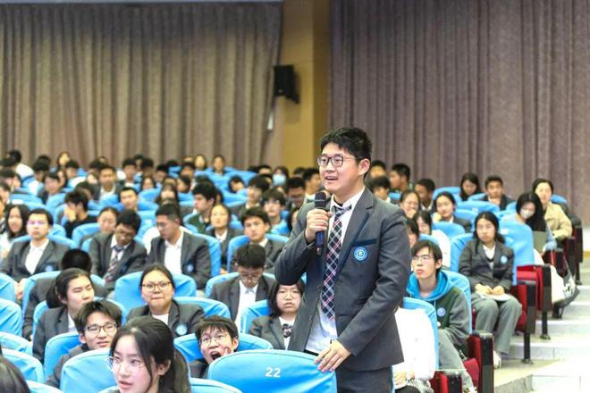 院士走进高中校园揭秘“聪明又调皮的精灵”(图2) 院士走进高中校园揭秘“聪明又调皮的精灵”(图2)