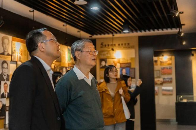 院士走进高中校园揭秘“聪明又调皮的精灵”(图3) 院士走进高中校园揭秘“聪明又调皮的精灵”(图3)